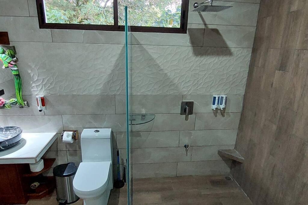 CABAÑAS REFUGIO VERDE MONTEVERDE, SUITE MARIPOSA, beautiful and full equipment first floor suite with jaccuzi