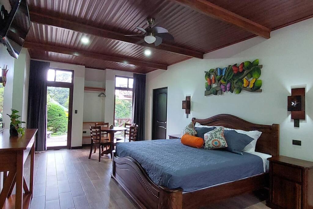 CABAÑAS REFUGIO VERDE MONTEVERDE, SUITE MARIPOSA, beautiful and full equipment first floor suite with jaccuzi