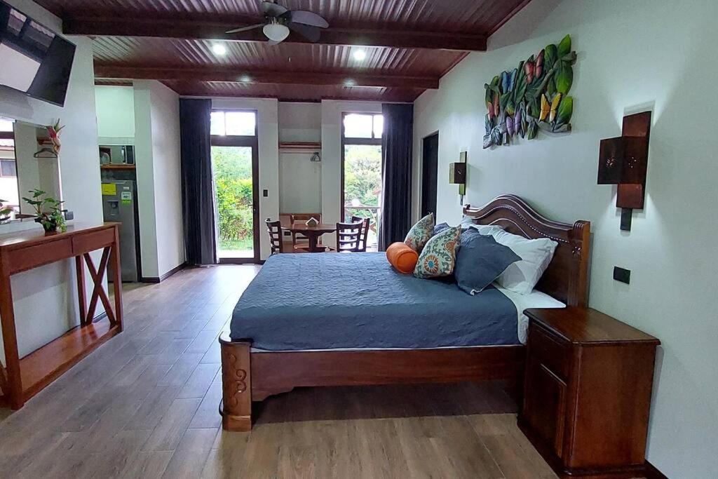 CABAÑAS REFUGIO VERDE MONTEVERDE, SUITE MARIPOSA, beautiful and full equipment first floor suite with jaccuzi