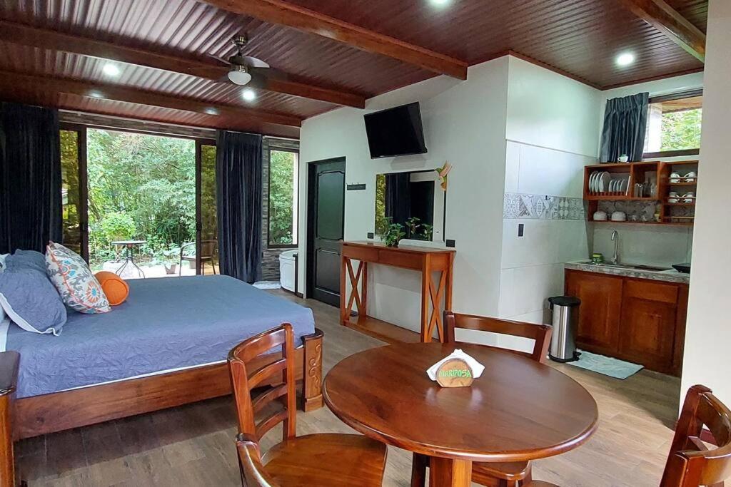 CABAÑAS REFUGIO VERDE MONTEVERDE, SUITE MARIPOSA, beautiful and full equipment first floor suite with jaccuzi