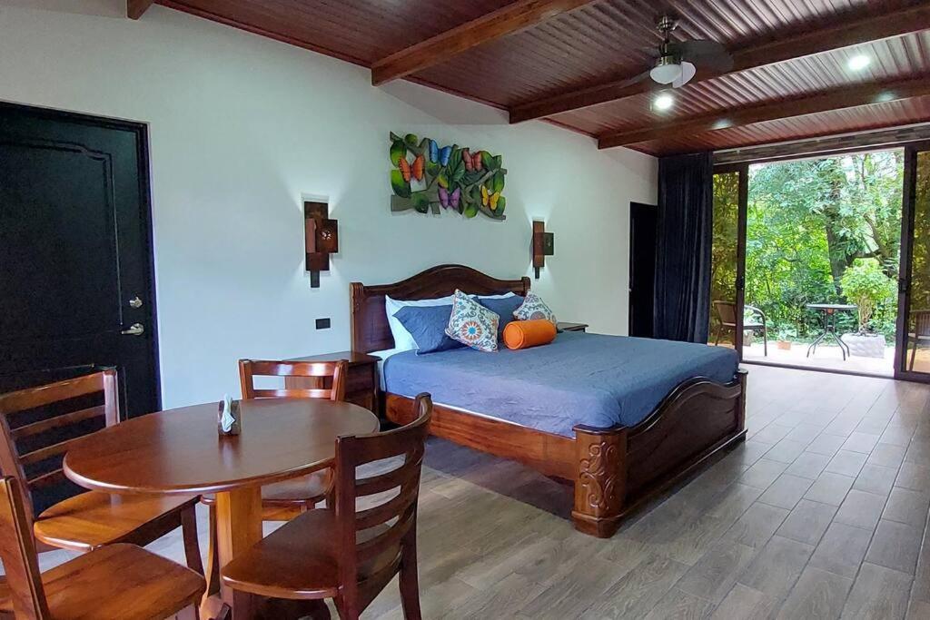 CABAÑAS REFUGIO VERDE MONTEVERDE, SUITE MARIPOSA, beautiful and full equipment first floor suite with jaccuzi