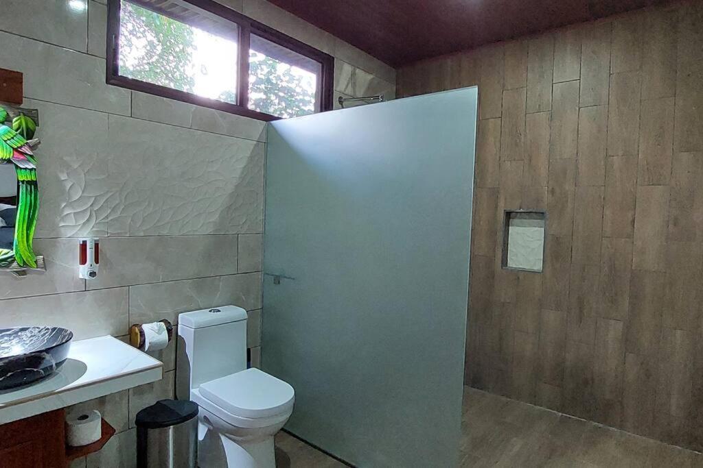 CABAÑAS REFUGIO VERDE MONTEVERDE, SUITE MARIPOSA, beautiful and full equipment first floor suite with jaccuzi