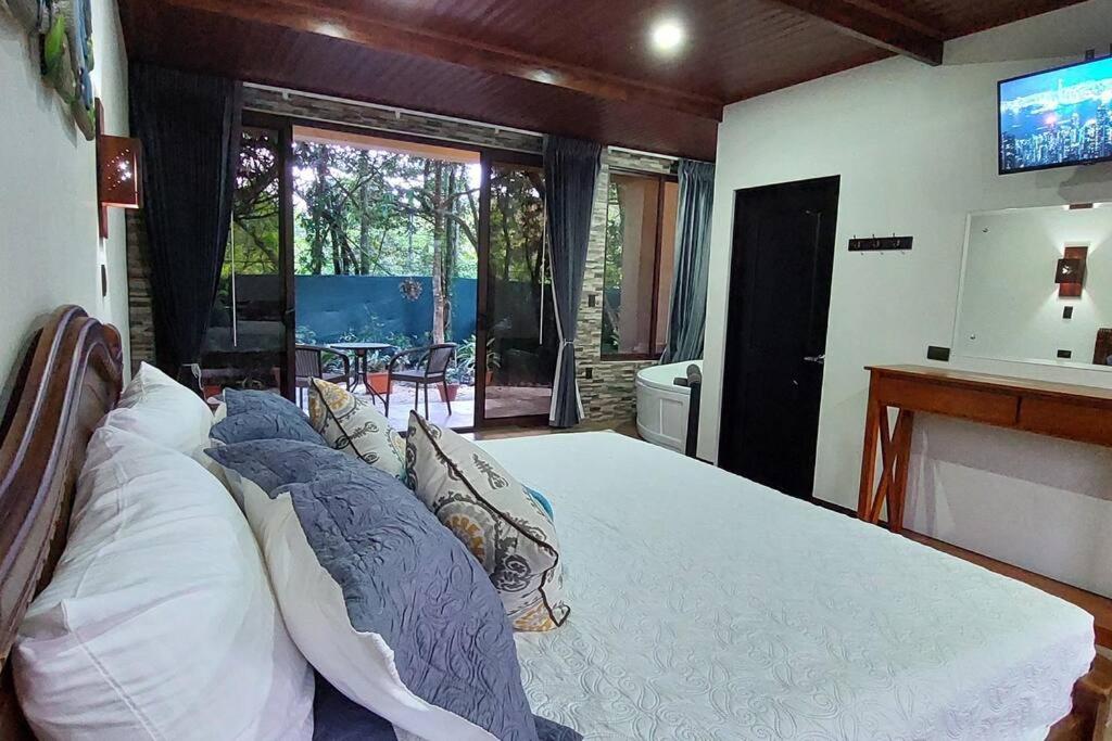 CABAÑAS REFUGIO VERDE MONTEVERDE, SUITE TANGARA, beautiful and full equipment first floor suite with jacuzzi