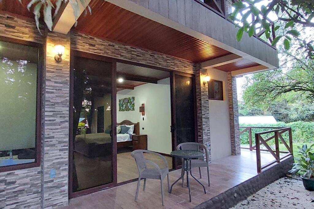 CABAÑAS REFUGIO VERDE MONTEVERDE, SUITE TANGARA, beautiful and full equipment first floor suite with jacuzzi