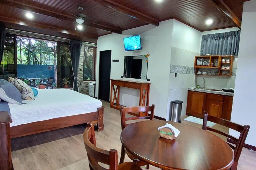 CABAÑAS REFUGIO VERDE MONTEVERDE, SUITE TANGARA, beautiful and full equipment first floor suite with jacuzzi