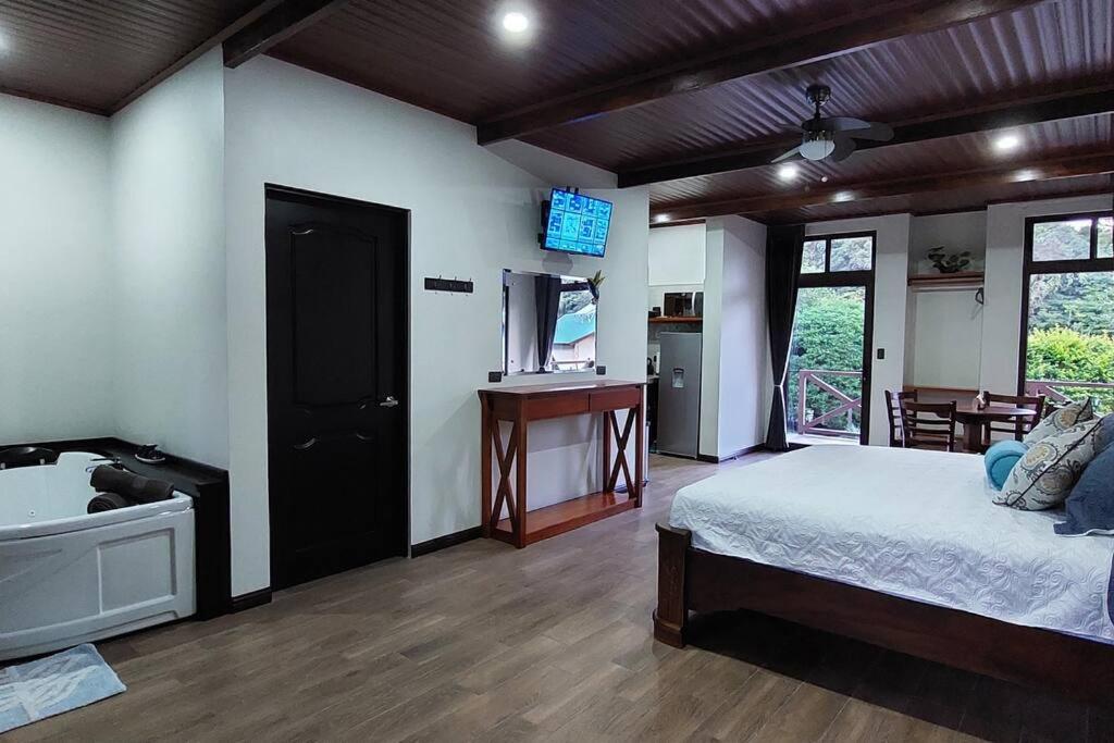 CABAÑAS REFUGIO VERDE MONTEVERDE, SUITE TANGARA, beautiful and full equipment first floor suite with jacuzzi