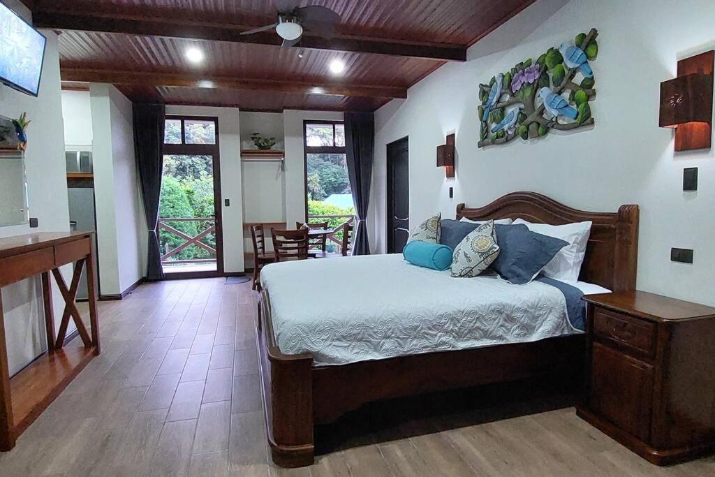CABAÑAS REFUGIO VERDE MONTEVERDE, SUITE TANGARA, beautiful and full equipment first floor suite with jacuzzi