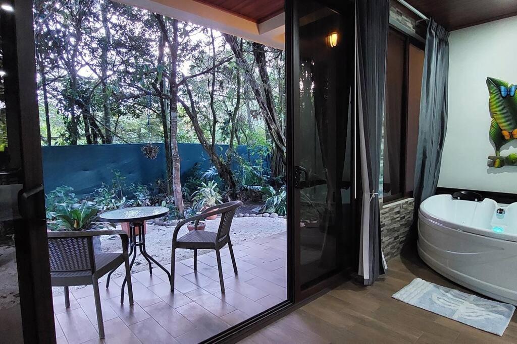 CABAÑAS REFUGIO VERDE MONTEVERDE, SUITE TANGARA, beautiful and full equipment first floor suite with jacuzzi