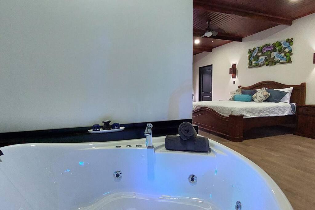 CABAÑAS REFUGIO VERDE MONTEVERDE, SUITE TANGARA, beautiful and full equipment first floor suite with jacuzzi