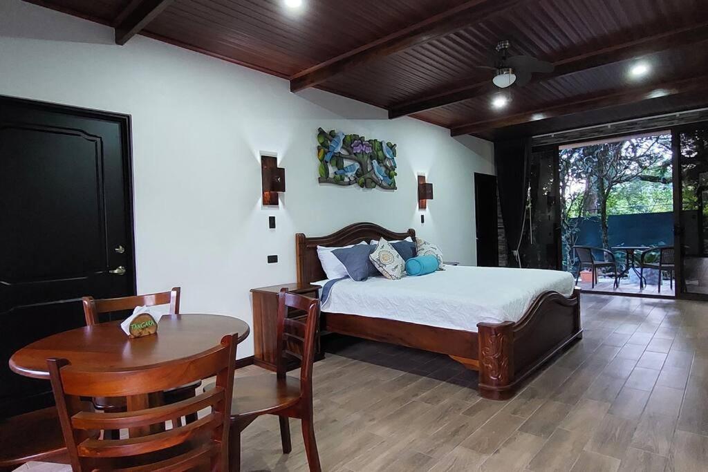 CABAÑAS REFUGIO VERDE MONTEVERDE, SUITE TANGARA, beautiful and full equipment first floor suite with jacuzzi
