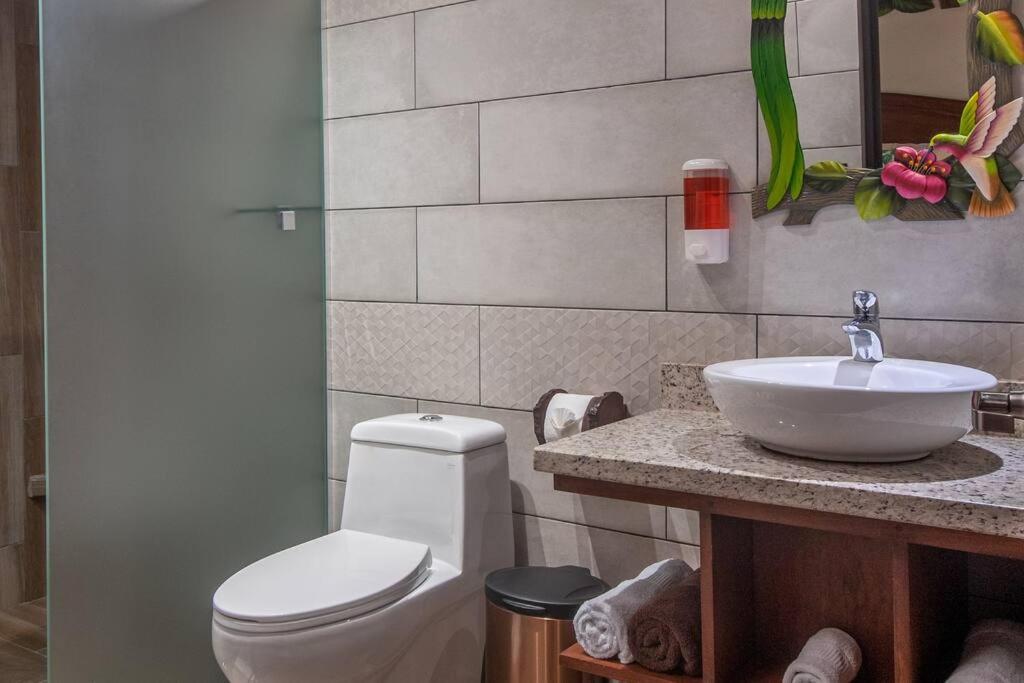 CABAÑAS REFUGIO VERDE MONTEVERDE, PREMIUM SUITE CAPUCHINA, beautiful and full equipment second floor suite with mountain view jacuzzi