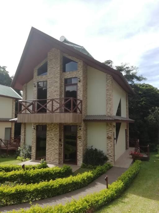 CABAÑAS REFUGIO VERDE MONTEVERDE, PREMIUM SUITE CAPUCHINA, beautiful and full equipment second floor suite with mountain view jacuzzi