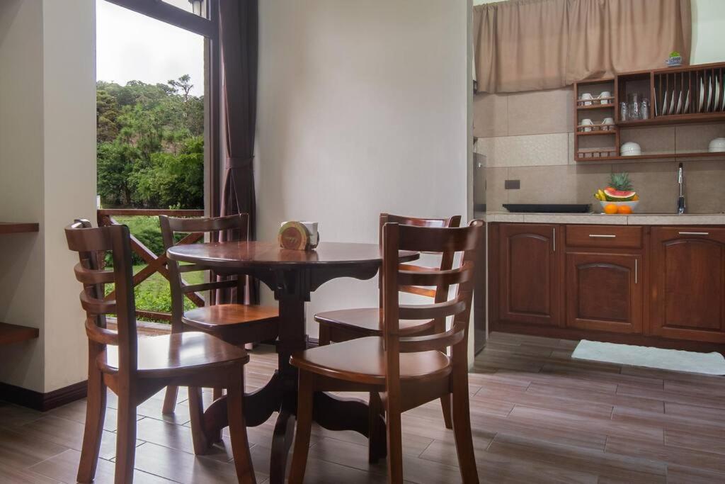 CABAÑAS REFUGIO VERDE MONTEVERDE, PREMIUM SUITE CAPUCHINA, beautiful and full equipment second floor suite with mountain view jacuzzi