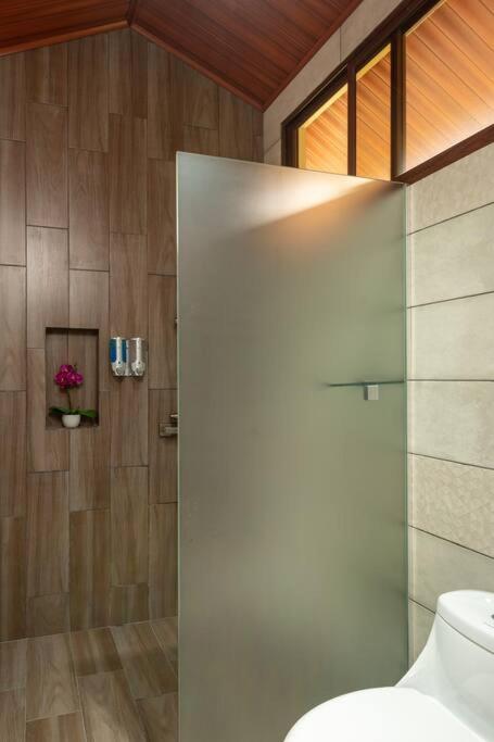 CABAÑAS REFUGIO VERDE MONTEVERDE, PREMIUM SUITE CAPUCHINA, beautiful and full equipment second floor suite with mountain view jacuzzi