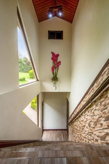 CABAÑAS REFUGIO VERDE MONTEVERDE, PREMIUM SUITE CAPUCHINA, beautiful and full equipment second floor suite with mountain view jacuzzi