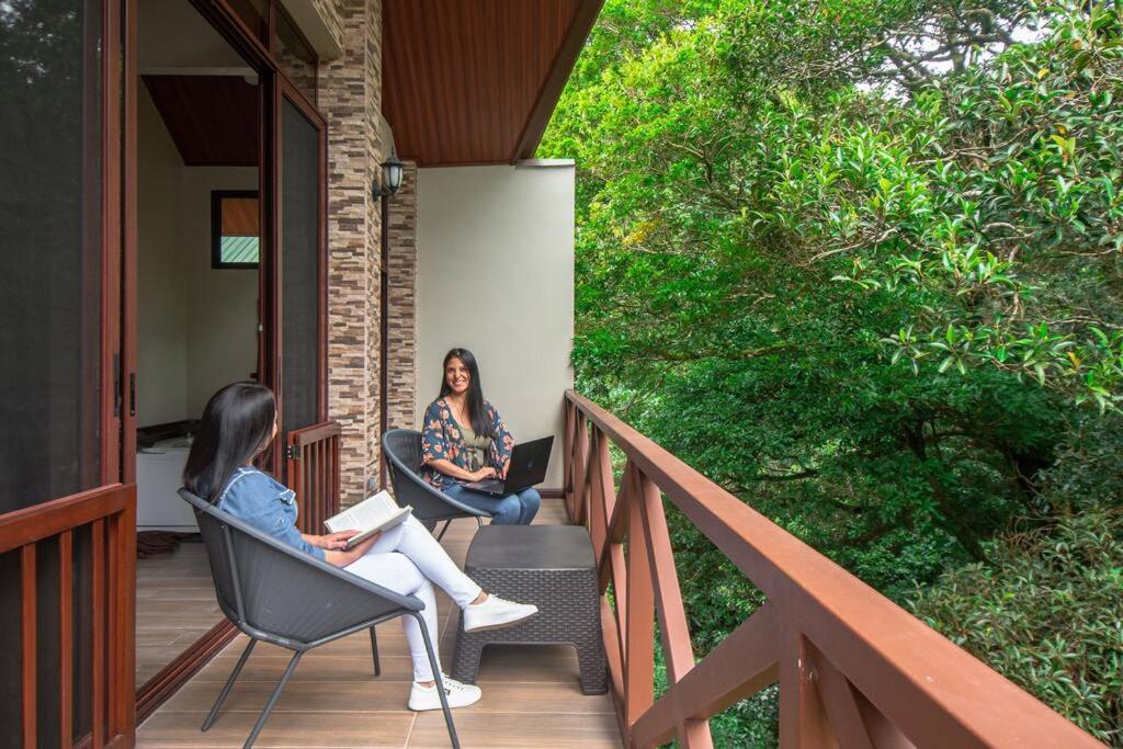 CABAÑAS REFUGIO VERDE MONTEVERDE, PREMIUM SUITE CAPUCHINA, beautiful and full equipment second floor suite with mountain view jacuzzi