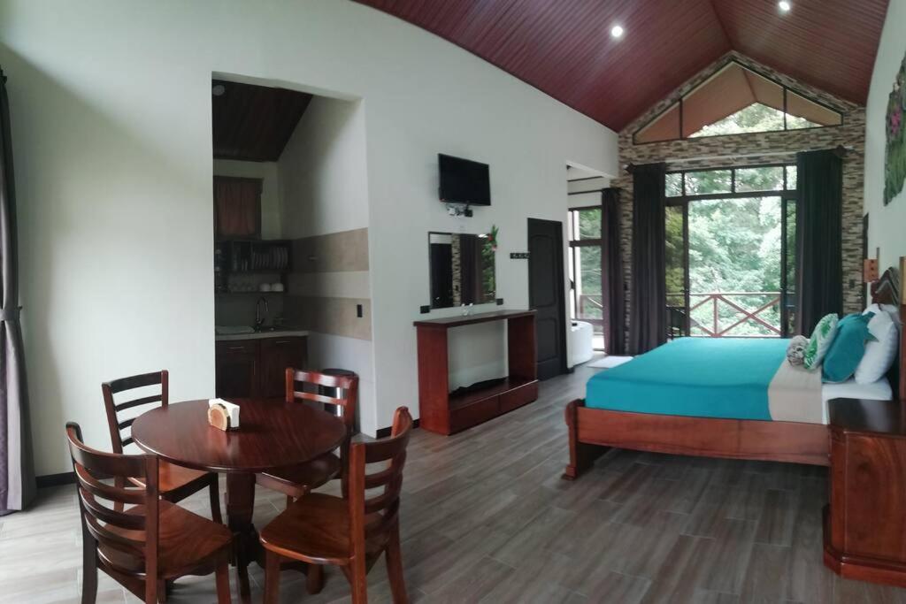 CABAÑAS REFUGIO VERDE MONTEVERDE, PREMIUM SUITE CAPUCHINA, beautiful and full equipment second floor suite with mountain view jacuzzi