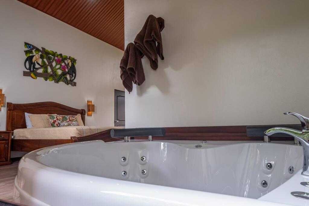 CABAÑAS REFUGIO VERDE MONTEVERDE, PREMIUM SUITE CAPUCHINA, beautiful and full equipment second floor suite with mountain view jacuzzi