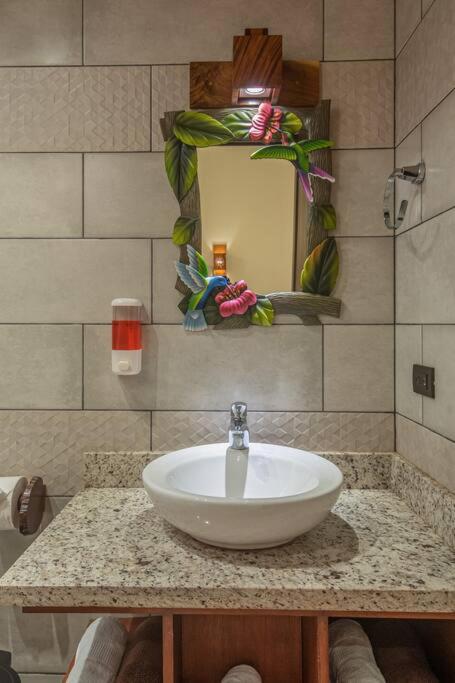 CABAÑAS REFUGIO VERDE MONTEVERDE, PREMIUM SUITE CAPUCHINA, beautiful and full equipment second floor suite with mountain view jacuzzi