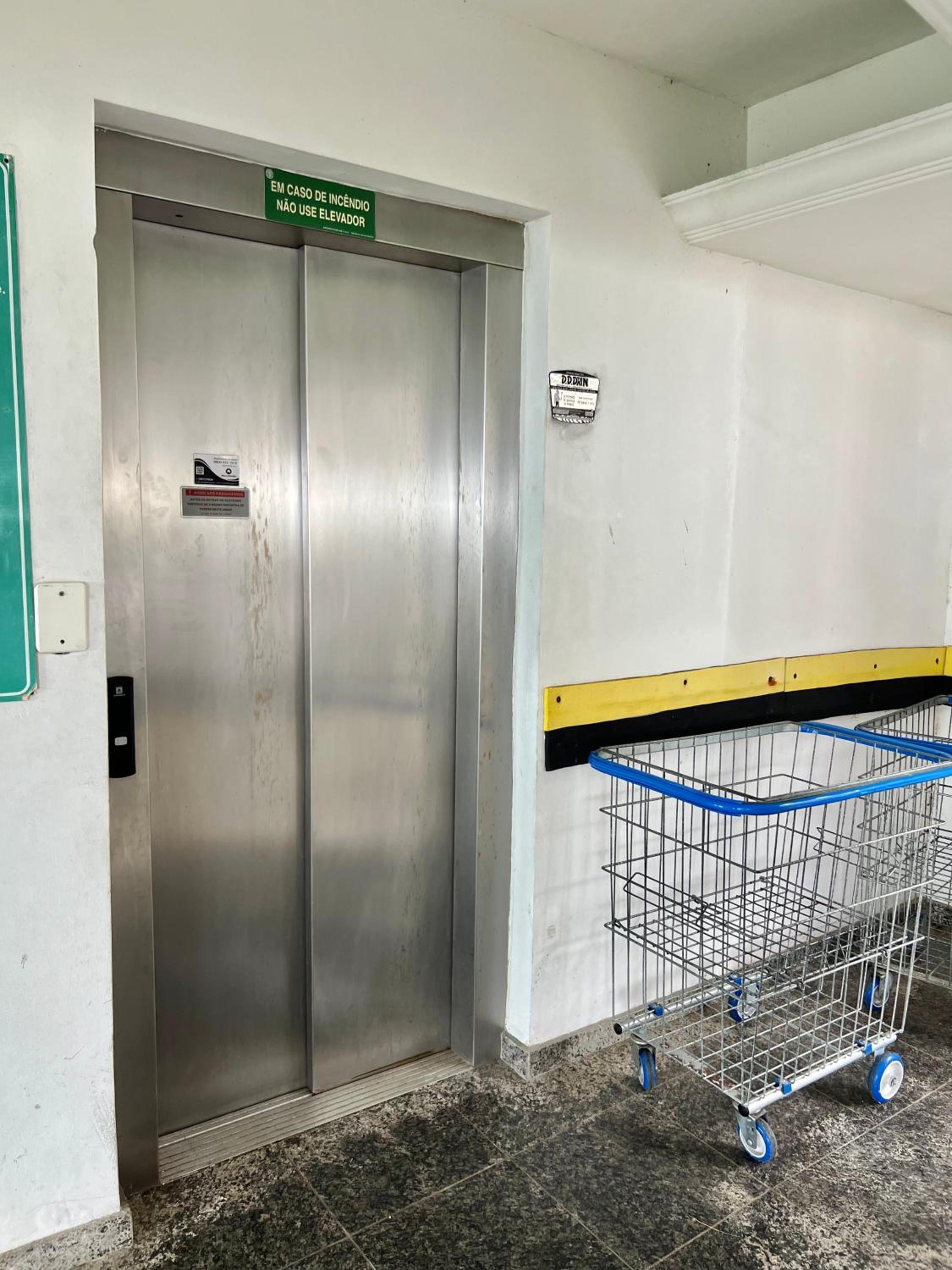 Flat na Martim de Sá com ar condicionado e pé na areia