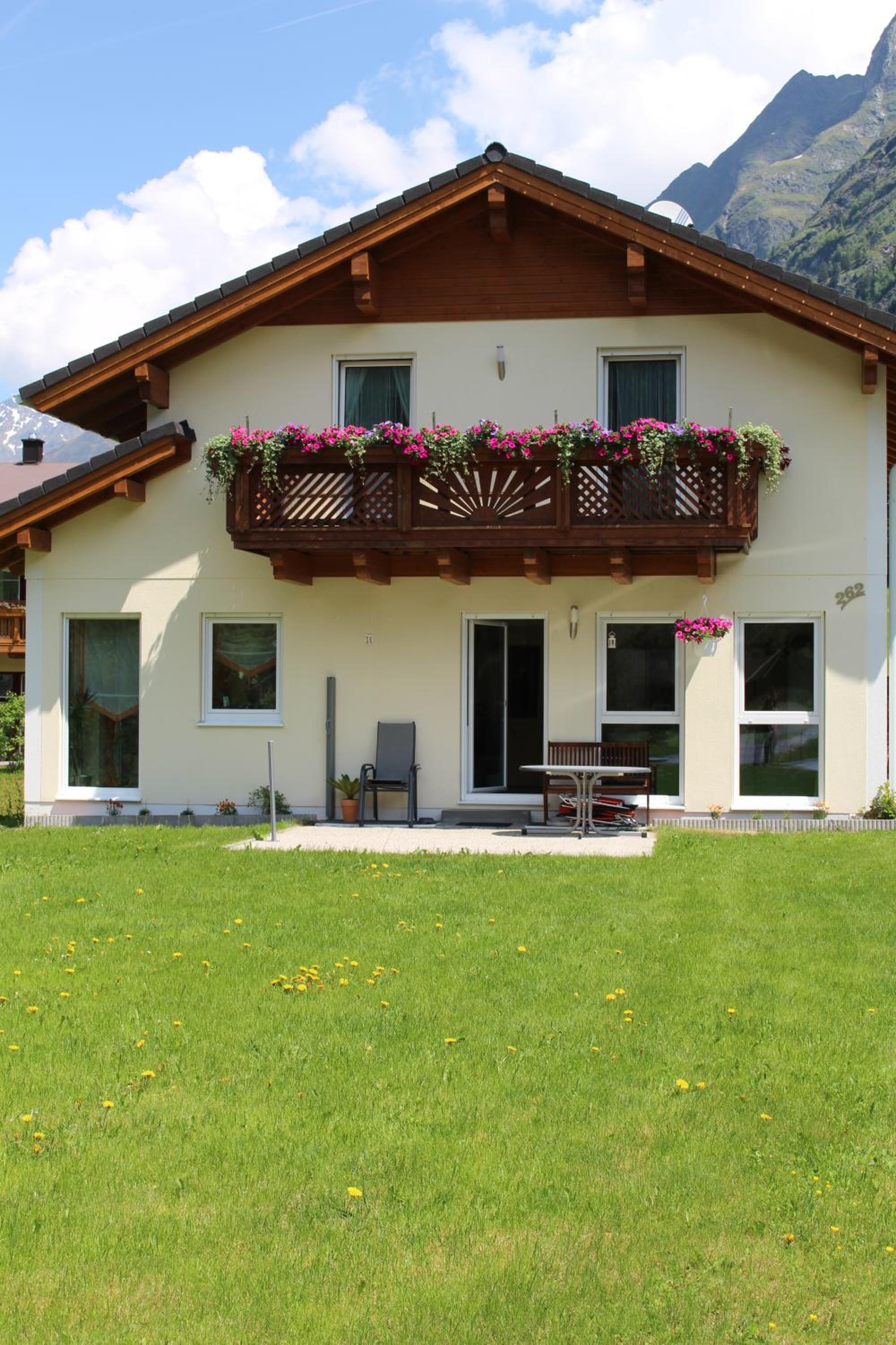 Ferienhaus Alpen Lodge und die Gams