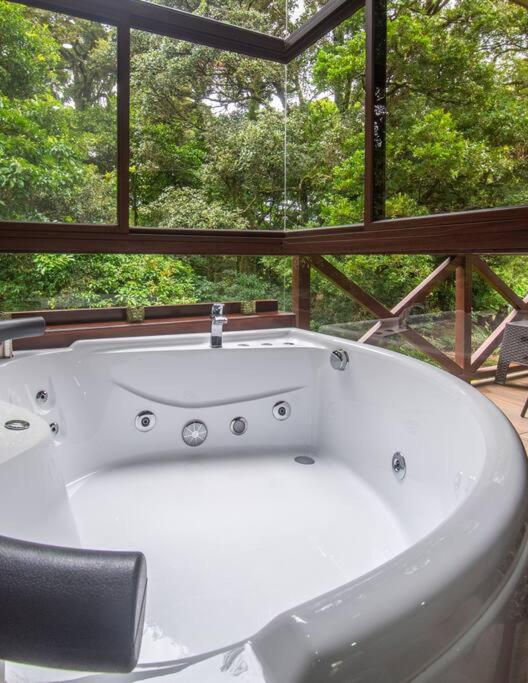 CABAÑAS REFUGIO VERDE MONTEVERDE, PREMIUM SUITE COLIBRI, beautiful and full equipment first floor suite with mountain view jacuzzi