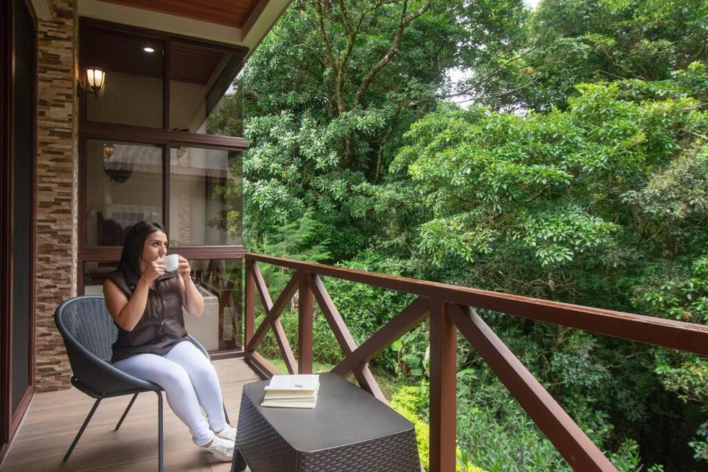 CABAÑAS REFUGIO VERDE MONTEVERDE, PREMIUM SUITE COLIBRI, beautiful and full equipment first floor suite with mountain view jacuzzi