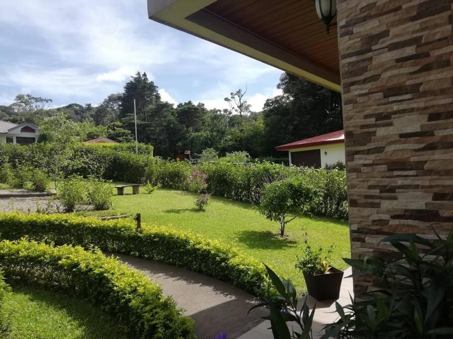 CABAÑAS REFUGIO VERDE MONTEVERDE, PREMIUM SUITE COLIBRI, beautiful and full equipment first floor suite with mountain view jacuzzi