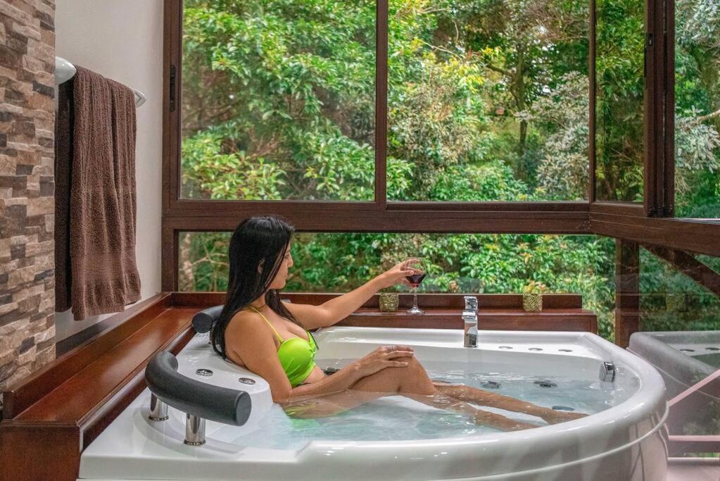 CABAÑAS REFUGIO VERDE MONTEVERDE, PREMIUM SUITE COLIBRI, beautiful and full equipment first floor suite with mountain view jacuzzi
