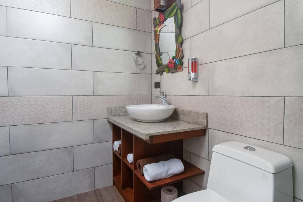 CABAÑAS REFUGIO VERDE MONTEVERDE, PREMIUM SUITE COLIBRI, beautiful and full equipment first floor suite with mountain view jacuzzi