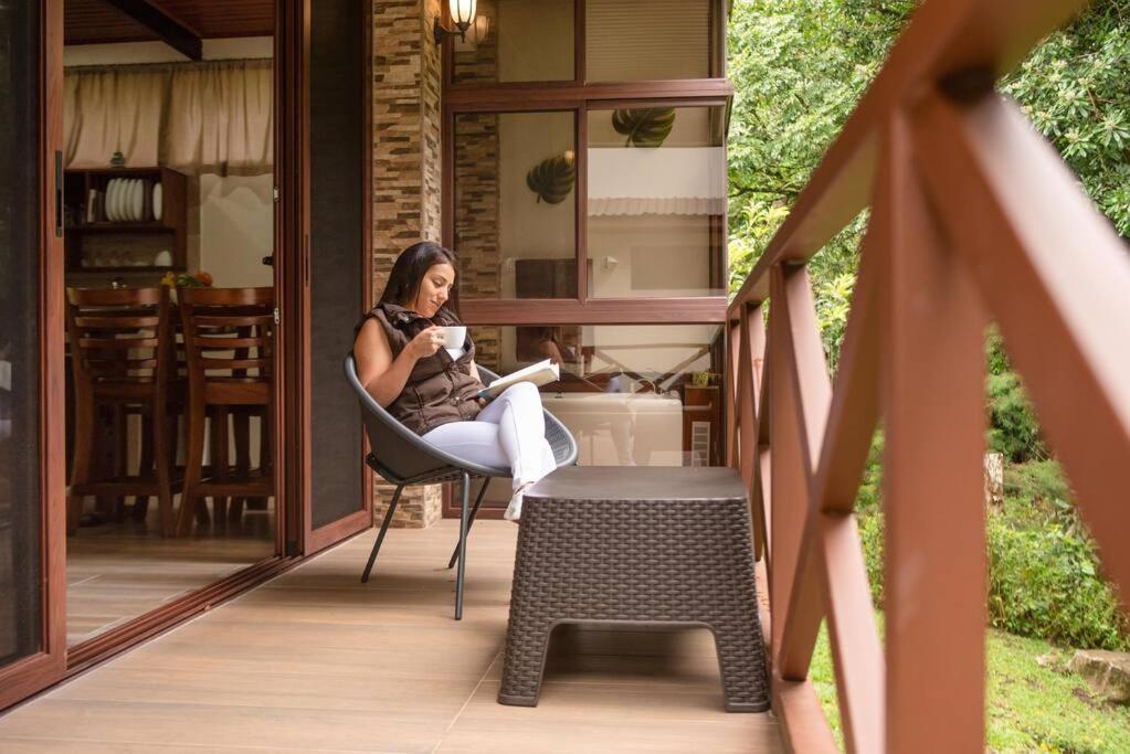 CABAÑAS REFUGIO VERDE MONTEVERDE, PREMIUM SUITE COLIBRI, beautiful and full equipment first floor suite with mountain view jacuzzi