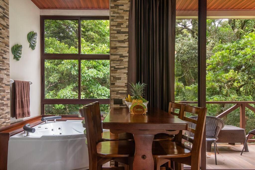 CABAÑAS REFUGIO VERDE MONTEVERDE, PREMIUM SUITE COLIBRI, beautiful and full equipment first floor suite with mountain view jacuzzi