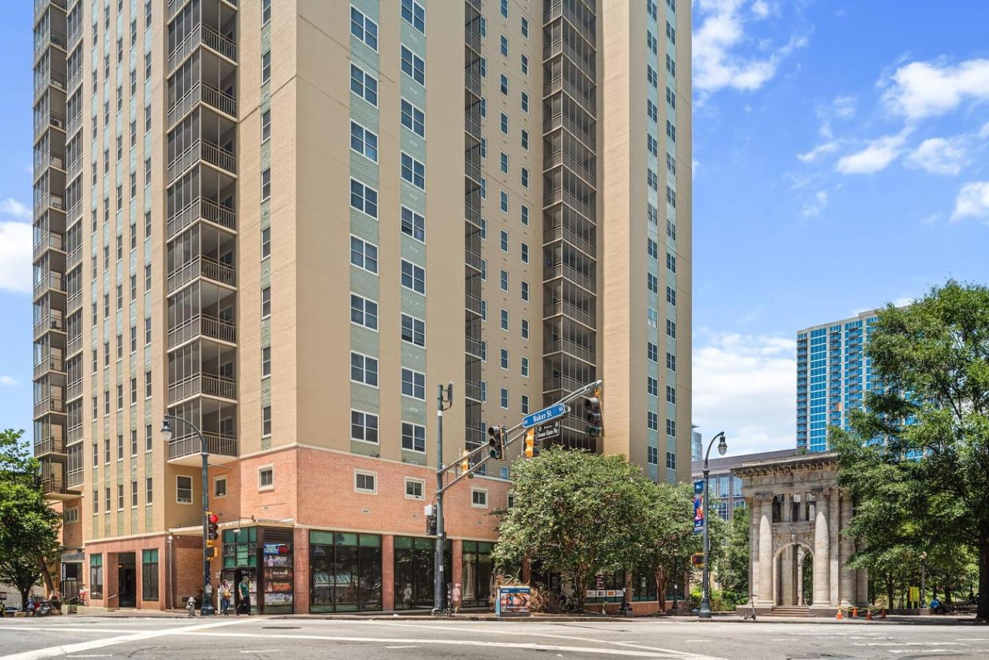 Elevated Elegance Highrise Located Downtown Atl!