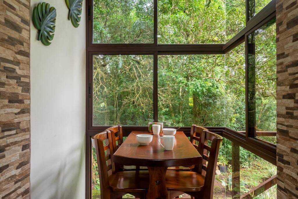 CABAÑAS REFUGIO VERDE MONTEVERDE , SUITE QUETZAL, beautiful and full equipment first floor suite with mountain view balcony