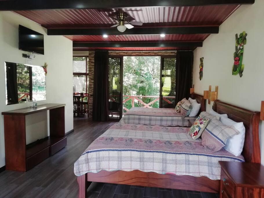 CABAÑAS REFUGIO VERDE MONTEVERDE , SUITE QUETZAL, beautiful and full equipment first floor suite with mountain view balcony