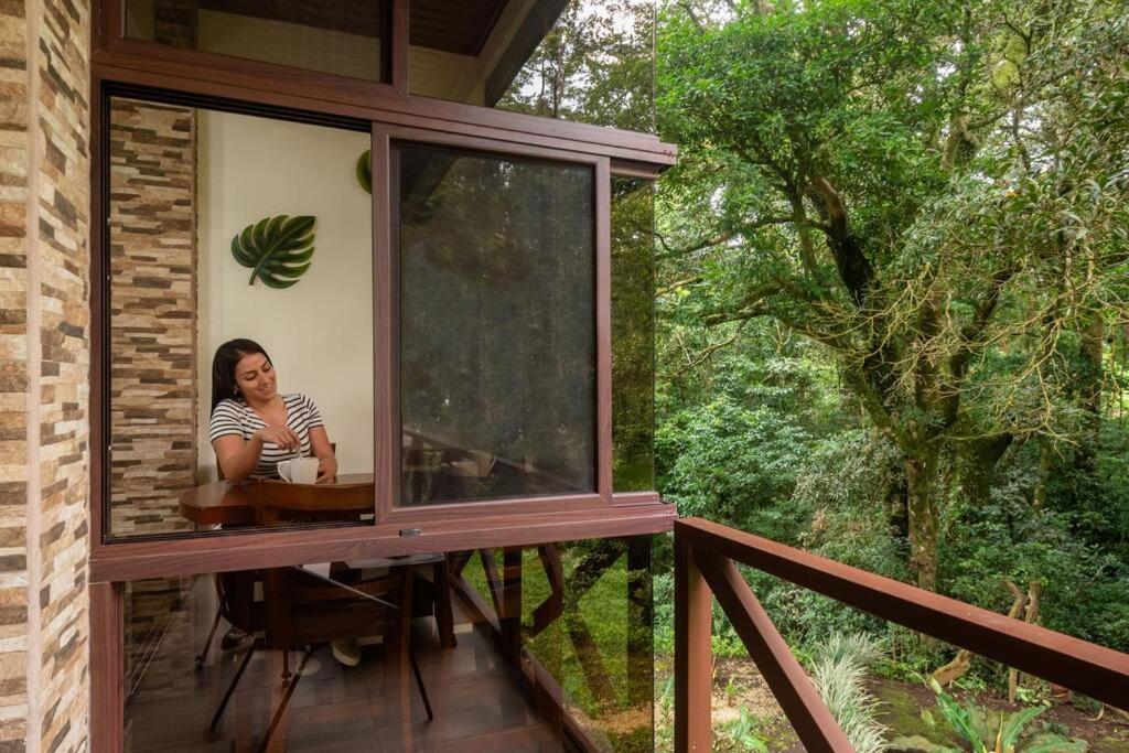 CABAÑAS REFUGIO VERDE MONTEVERDE , SUITE QUETZAL, beautiful and full equipment first floor suite with mountain view balcony