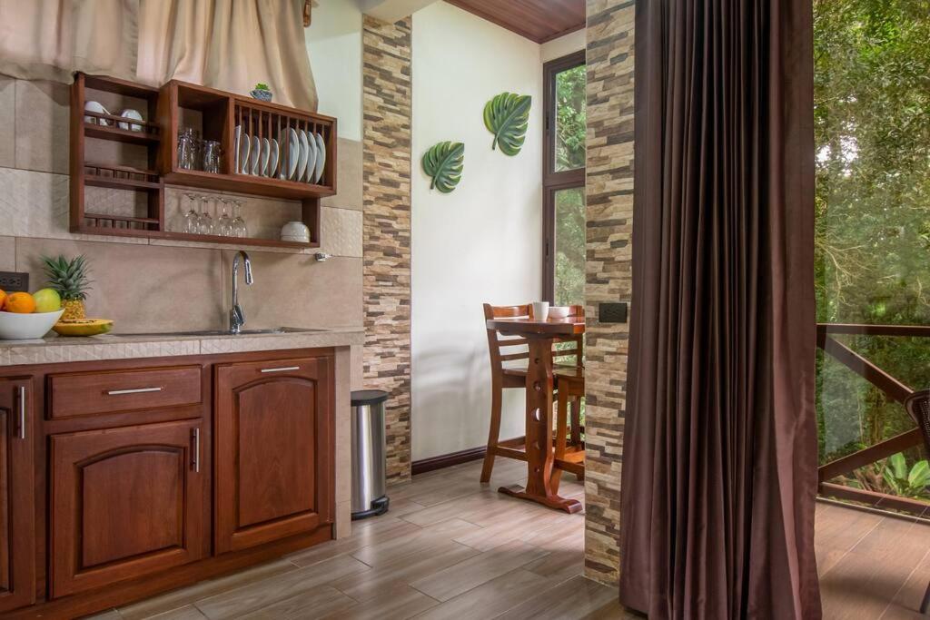 CABAÑAS REFUGIO VERDE MONTEVERDE , SUITE QUETZAL, beautiful and full equipment first floor suite with mountain view balcony