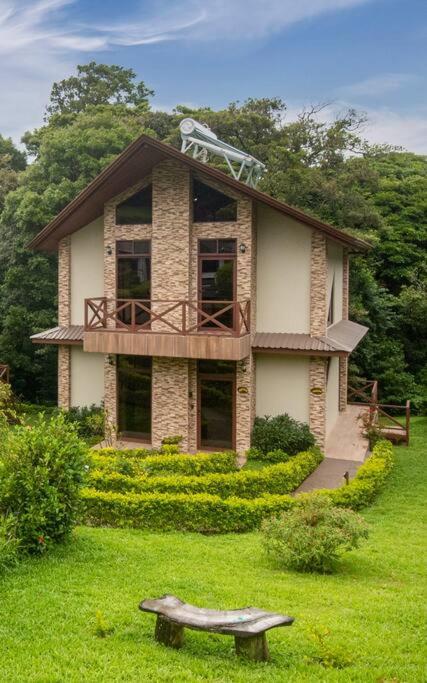 CABAÑAS REFUGIO VERDE MONTEVERDE , SUITE QUETZAL, beautiful and full equipment first floor suite with mountain view balcony