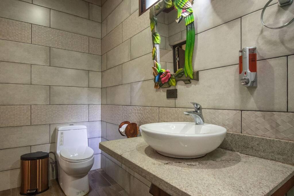 CABAÑAS REFUGIO VERDE MONTEVERDE , SUITE QUETZAL, beautiful and full equipment first floor suite with mountain view balcony