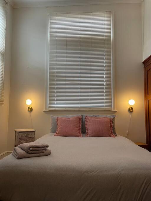 The Merredin Treasury, Art Deco heritage 2 bedroom suite in Merredin CBD