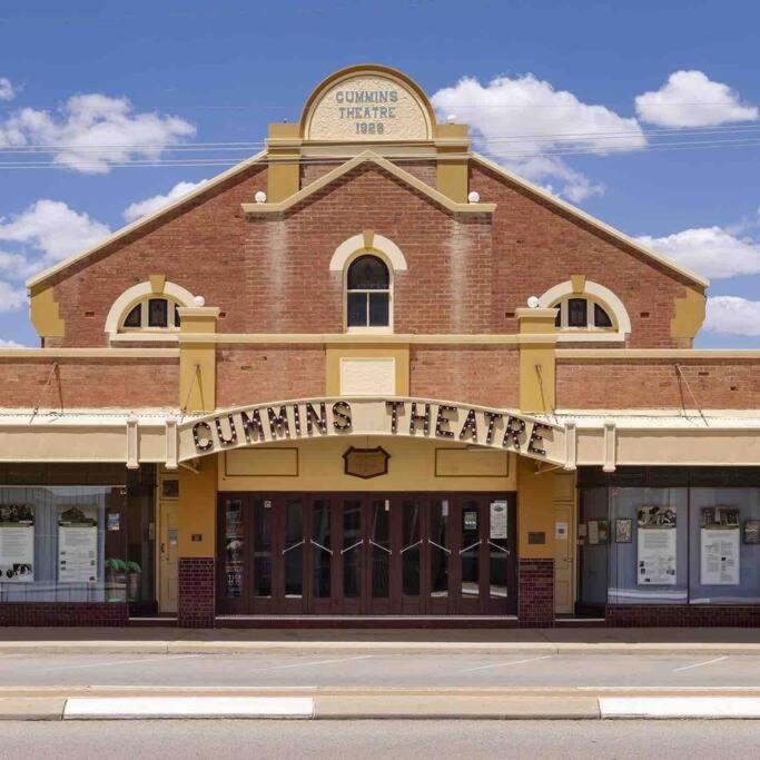 The Merredin Treasury, Art Deco heritage 2 bedroom suite in Merredin CBD
