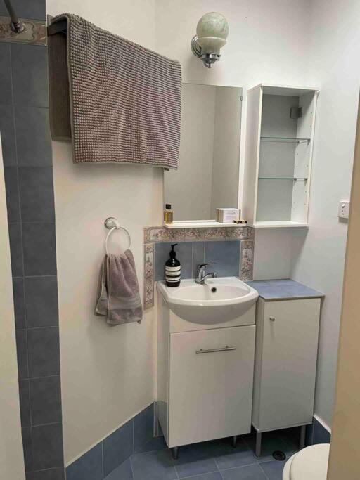 The Merredin Treasury, Art Deco heritage 2 bedroom suite in Merredin CBD