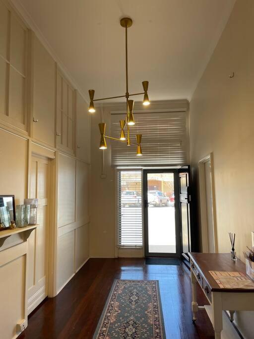 The Merredin Treasury, Art Deco heritage 2 bedroom suite in Merredin CBD