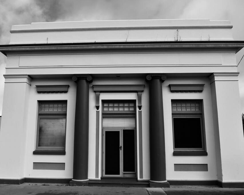 The Merredin Treasury, Art Deco heritage 2 bedroom suite in Merredin CBD