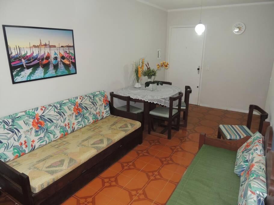 1 Dorm na Guaraci próximo aos Camelôs