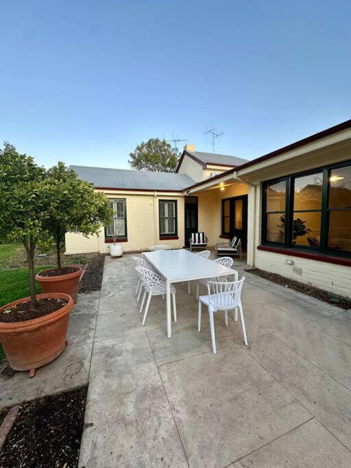 Bellisle - 1880's period home in Central Albury
