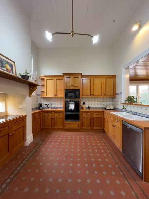 Bellisle - 1880's period home in Central Albury