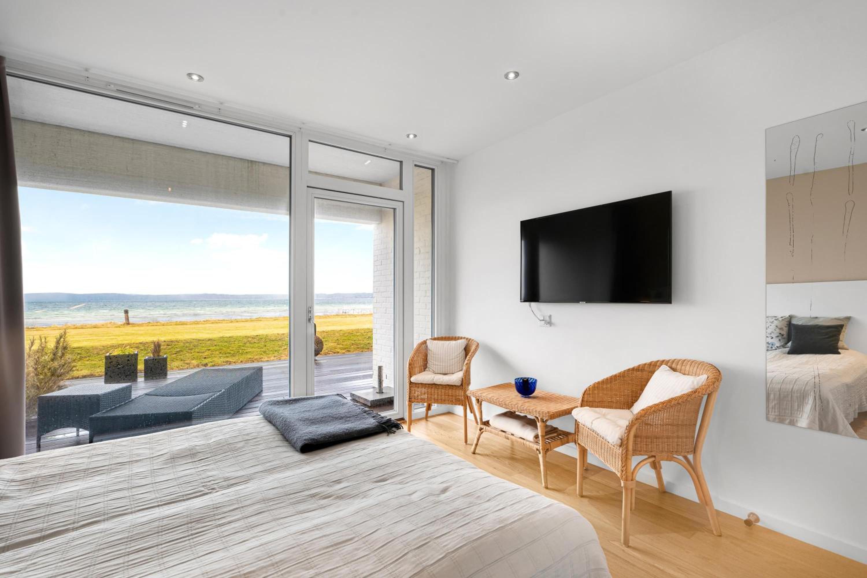 Waterfront Holiday Gem With Stunning Views Of Ebeltoft Bay