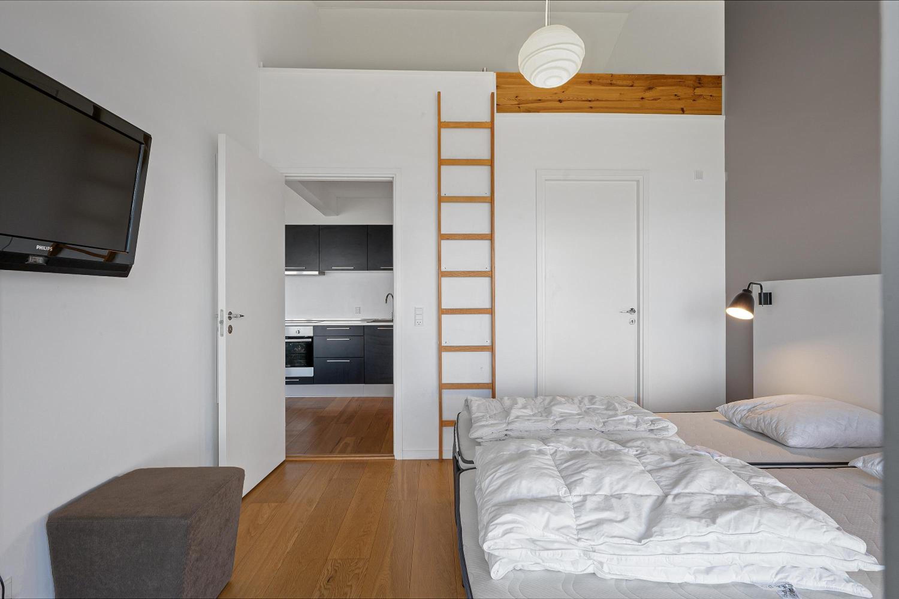 Bright 1St-Floor Apartment