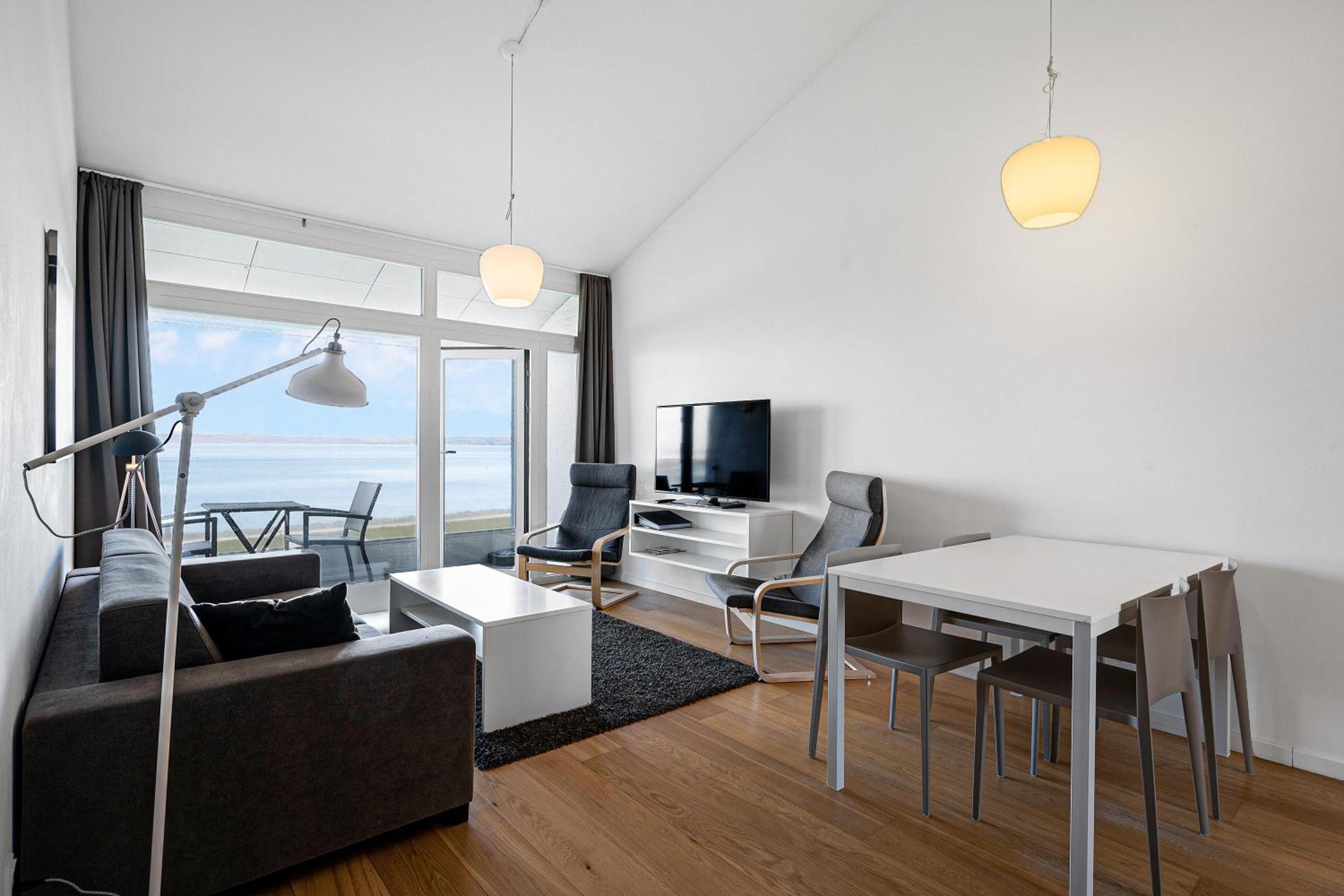 Bright 1St-Floor Apartment